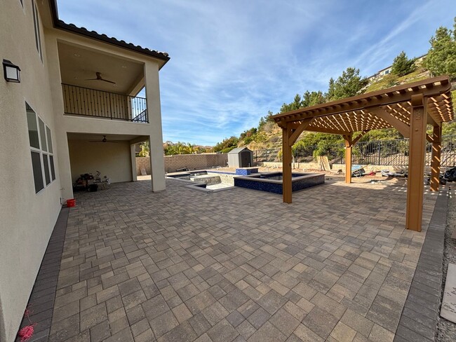 Building Photo - 5 Bedroom Home for Rent in Santa Clarita!