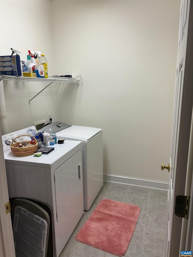 Building Photo - 127 Deerwood Dr