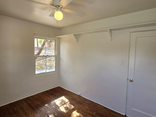 Building Photo - AVAILABLE NOW!!! 2 BEDROOM / 1 BATHROOM HO...