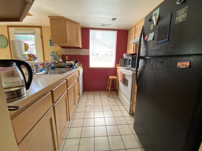 Building Photo - Spacious 3-Bedroom Duplex-Home in Roosevel...
