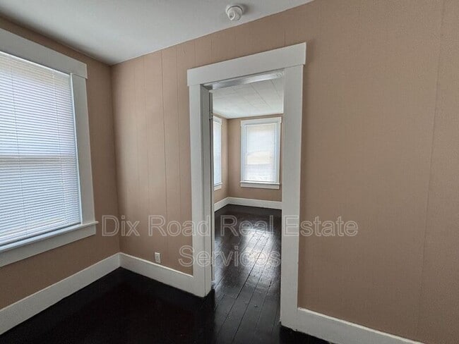 Building Photo - 123 N Miami St