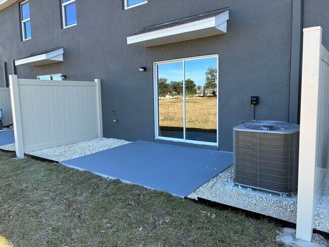 Building Photo - 3 Bedroom, 2.5 Bath Townhome