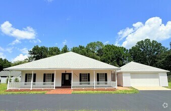 Building Photo - Custom Home On 1.78 Acre Lot