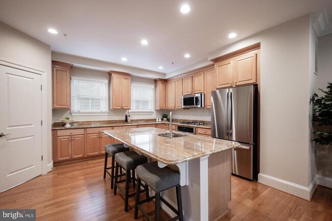 Building Photo - 420 Cook St