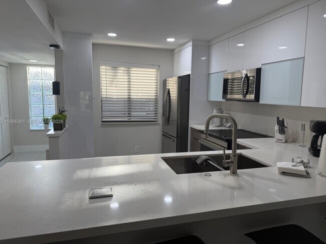 Building Photo - 436 Lakeview Dr