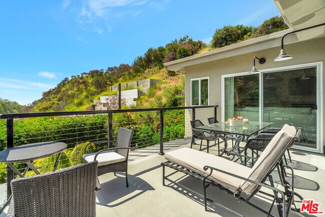 Building Photo - 3859 Rambla Pacifico St