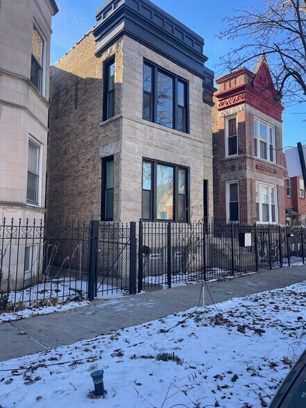 Building Photo - 2733 W Crystal St