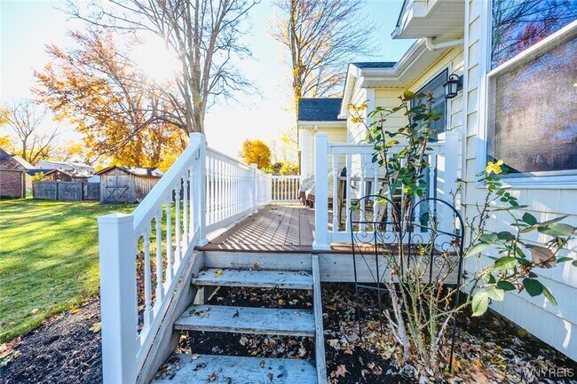 Building Photo - 105 Pine St