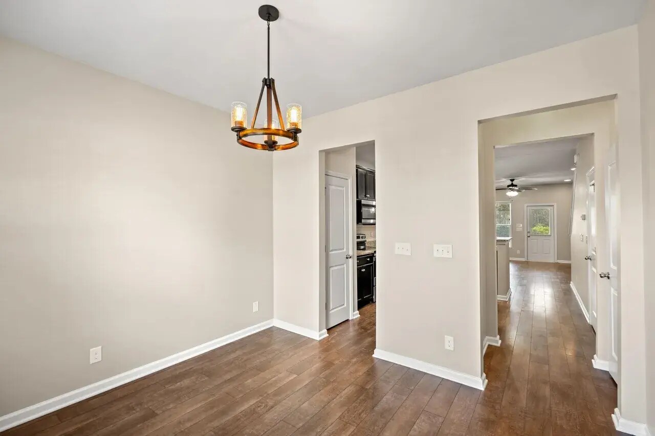 Building Photo - 261 Castle Dr