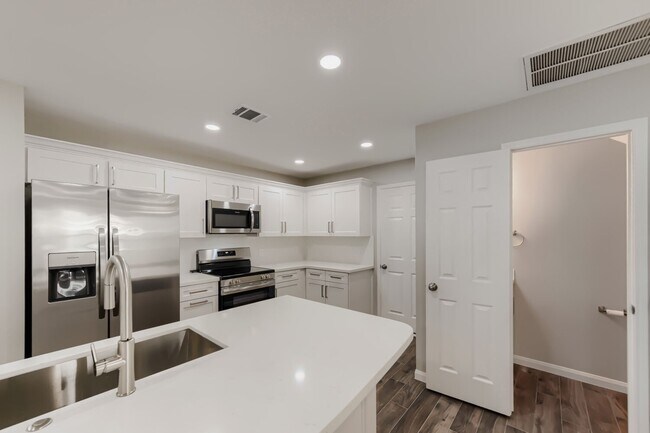 Building Photo - 11 Wineberry Pl