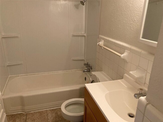 Building Photo - 1005 W Hickory St