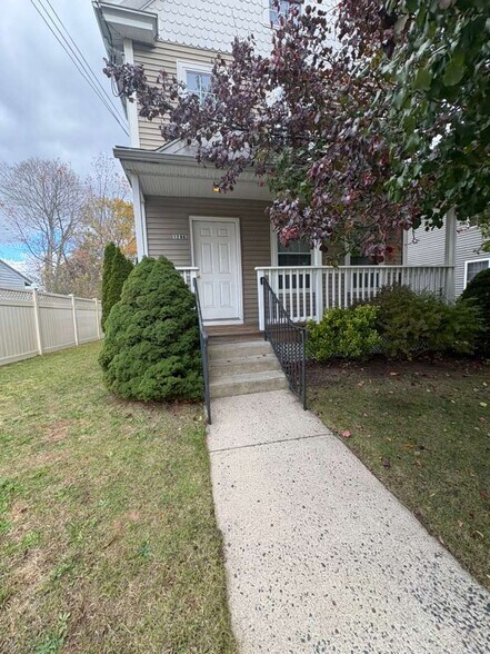 Building Photo - 129 Main St