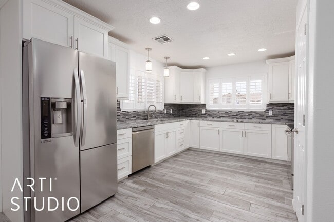 Building Photo - Beautiful 4-bedroom home!
