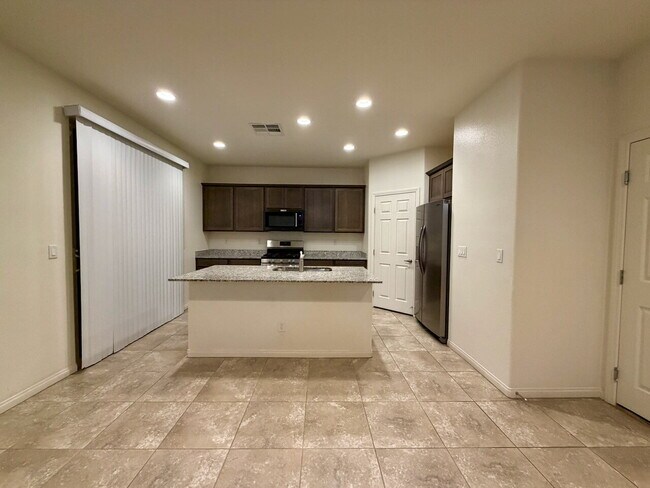 Building Photo - Beautiful 2260sqft 3bed 2.5bath with tile downstairs, carpet in Den & Living Room
