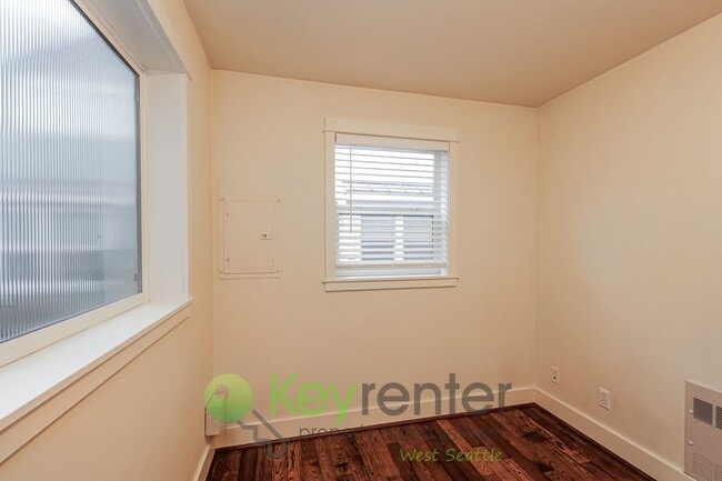 Building Photo - Modern Comfort Meets Urban Living in Seattle