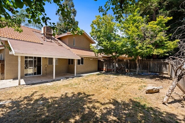 Building Photo - Charming home located in Clovis Unified Sc...