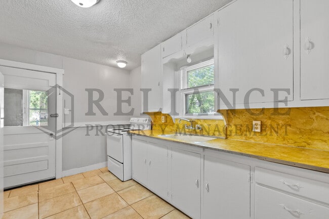 Building Photo - 217 S Kansas St