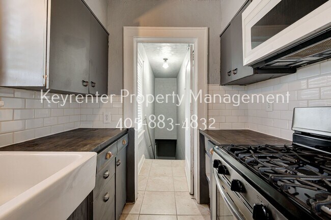 Building Photo - Charming 2-Bed, 1-Bath Upstairs Duplex Near the Paseo District