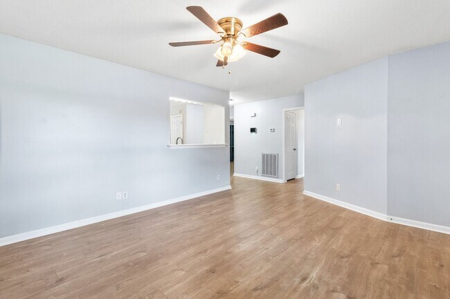 Building Photo - 737 W Creek Dr