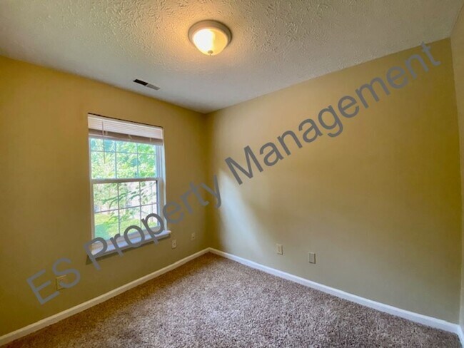 Building Photo - Great 3 Bedroom 2 Bathroom Ranch Style Hom...