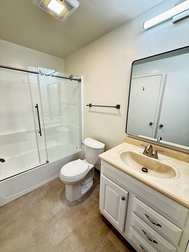 Building Photo - 2/1 Condo-Pet Friendly-Quiet Location-Prime Location