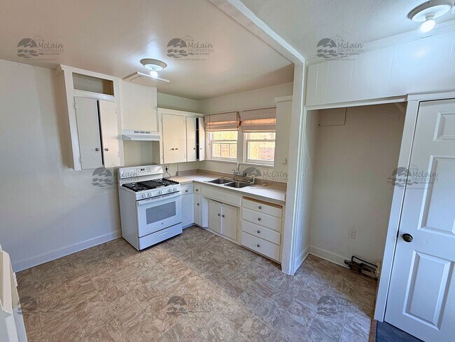 Building Photo - 304 N Rios Ave