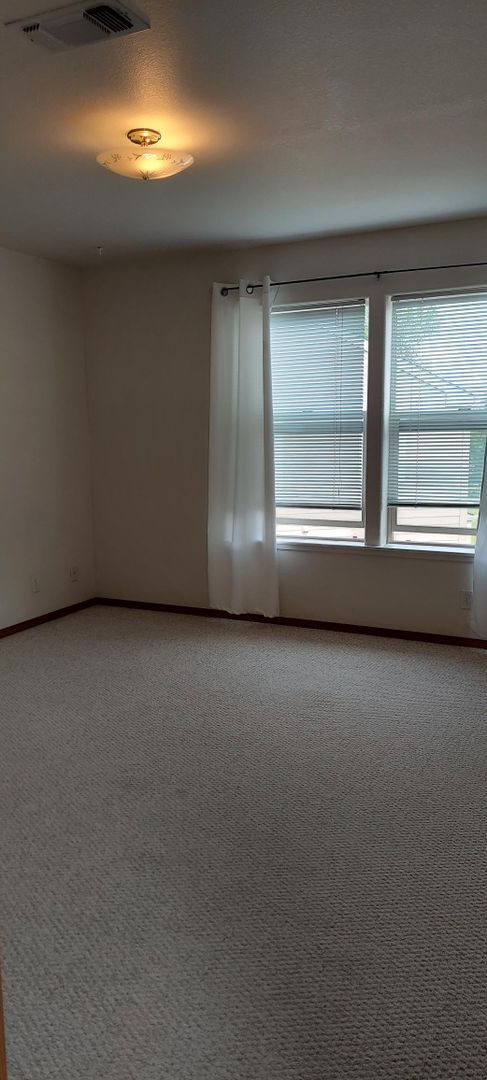 Building Photo - MOVE IN SPECIAL 1/2 OFF 1ST FULL MONTHS RENT- 3 bedroom, 2.5 bath Townhouse in Ashland!!