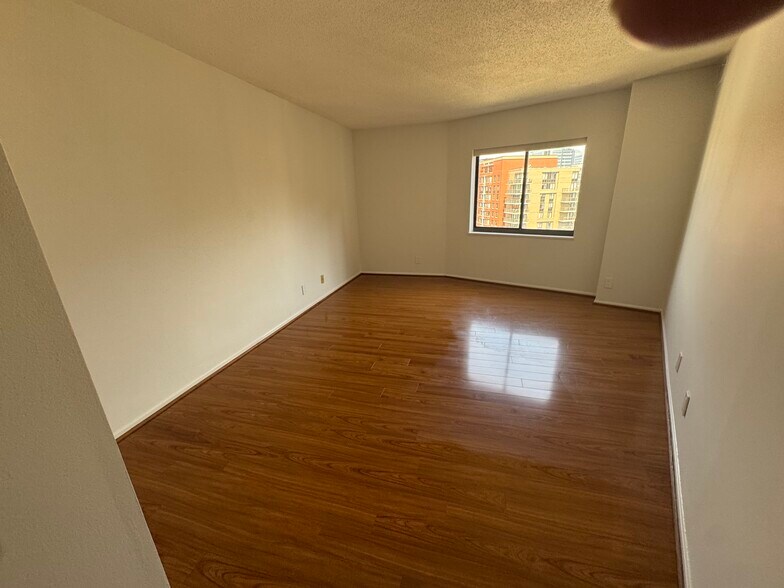 Building Photo - 1600 N Oak St