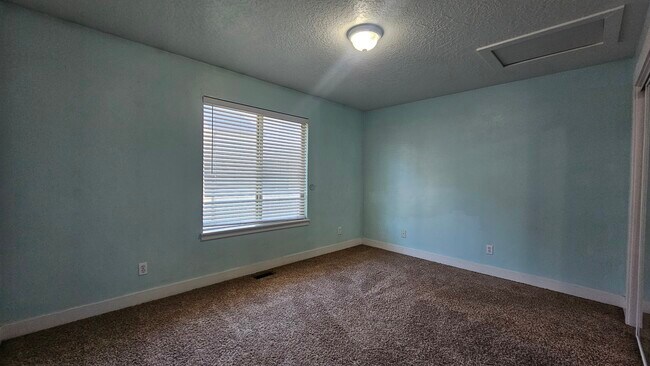 Building Photo - 2718 N Elm Dr