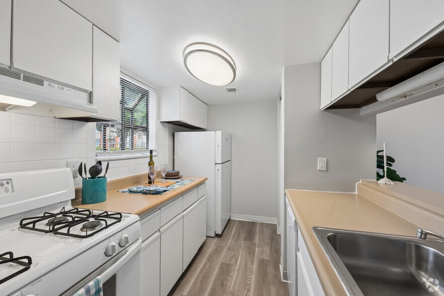 2BR, 1.5BA Townhouse - 1,026SF - Kitchen - Lexington Village Apartments