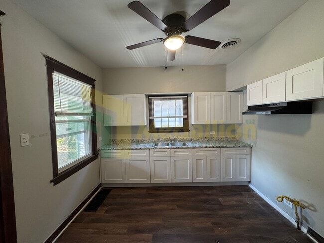 Building Photo - Updated Bungalow - 4Bed - Great location!