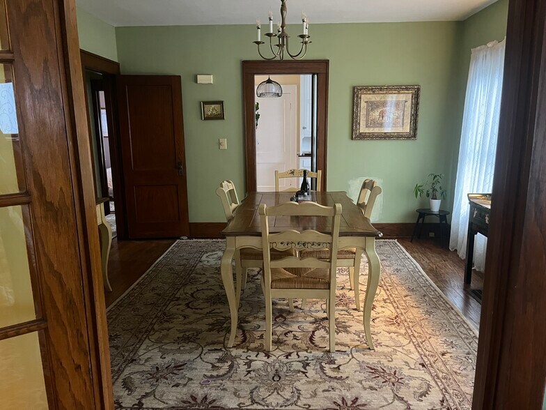 Building Photo - 719 W 2nd St