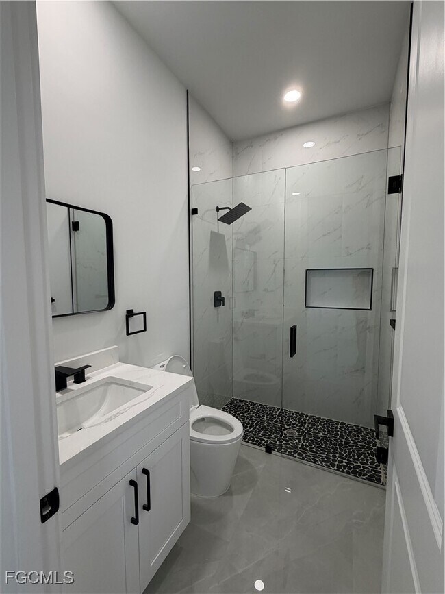 Building Photo - 1037 Macy St E