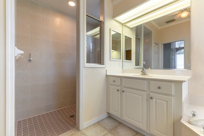 Building Photo - 3-Bed 2-Bath Unfurnished Pool Home - Green...