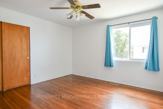 Building Photo - 3 Bedroom, 2 Bath House with Large Backyard