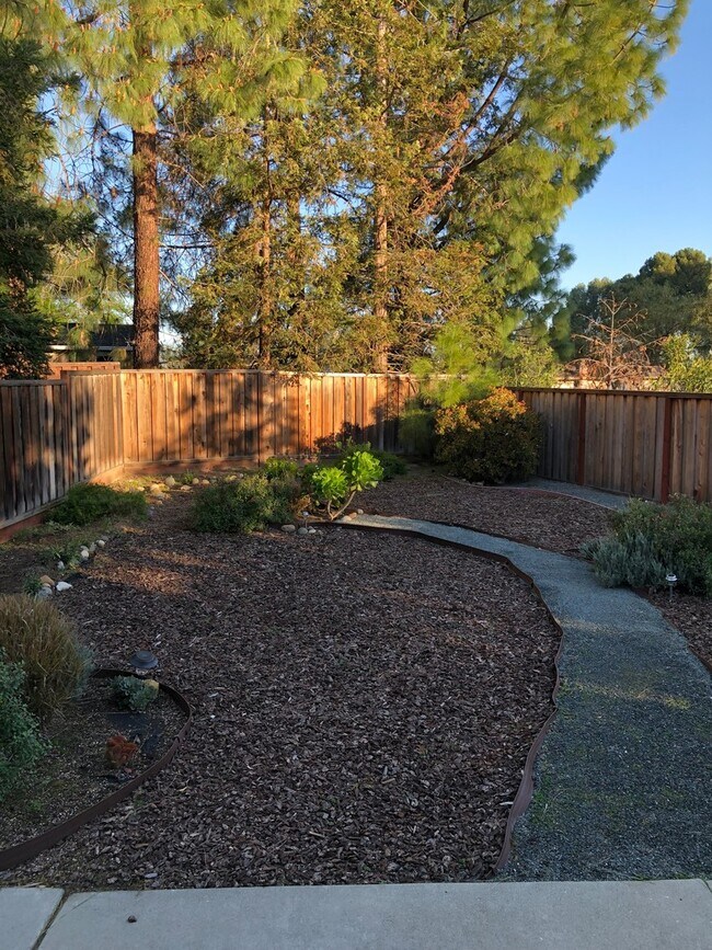 Building Photo - 1100 Limeridge Dr