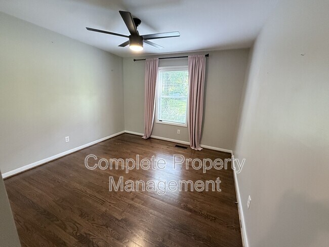 Building Photo - 3153 Woodhaven Dr