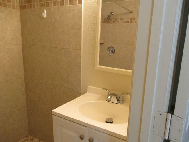 Building Photo - Move In Special 1/2 off the 1st Month's Rent!