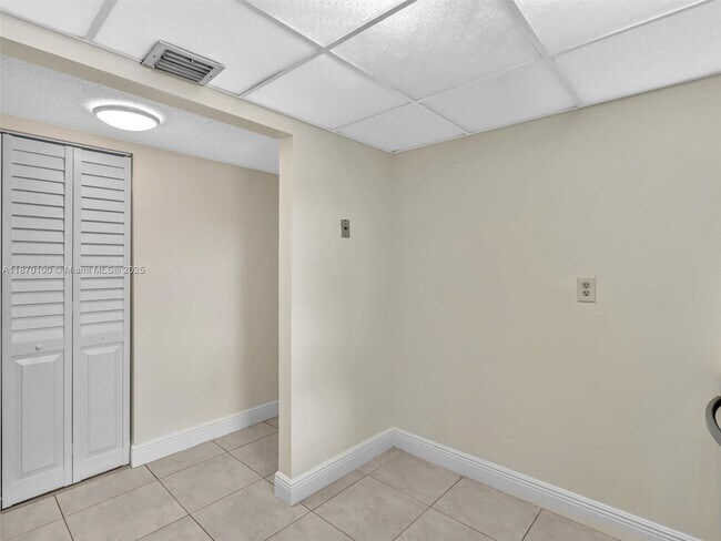 Building Photo - 9367 Fontainebleau Blvd