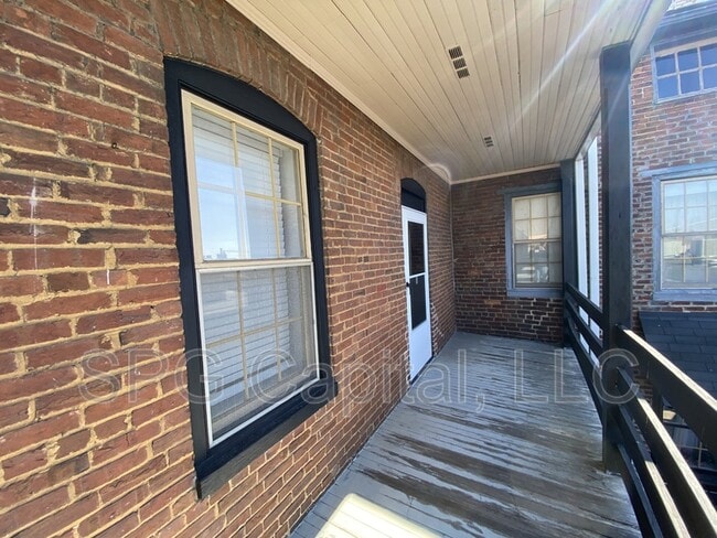 Building Photo - 5 Center Square