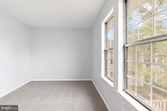 Building Photo - 2403 S Walter Reed Dr
