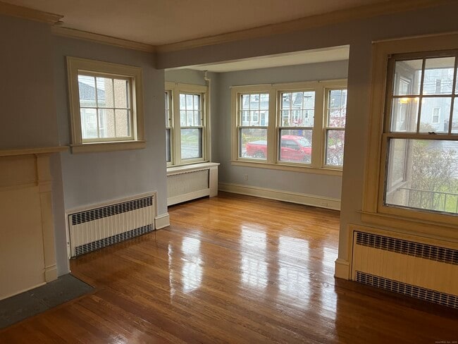 Building Photo - 52 Quaker Ln S