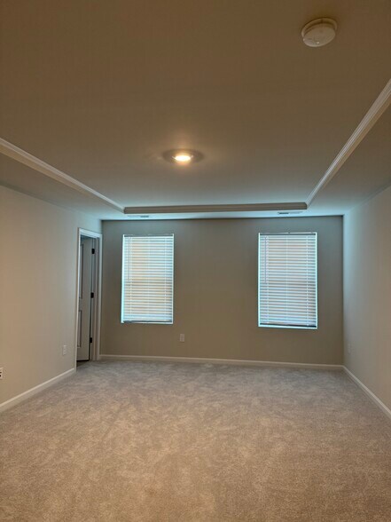 Building Photo - 232 Paramount Dr