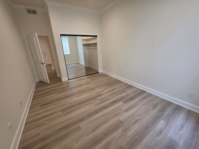 Building Photo - 2669 S Barrington Ave