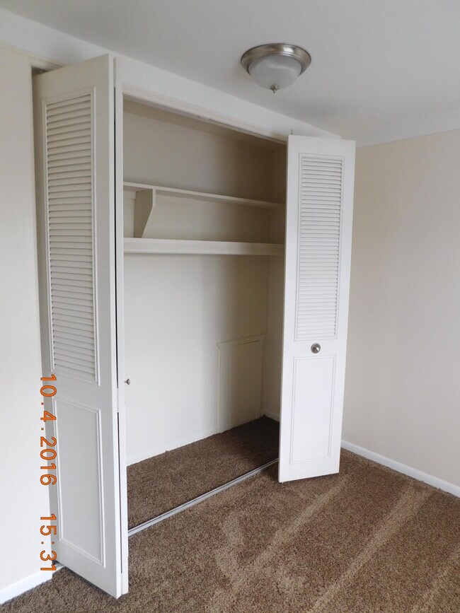 Building Photo - 444 N Fox Hills Dr