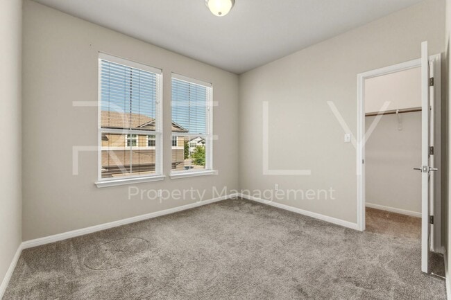 Building Photo - 1015 Vista View Dr