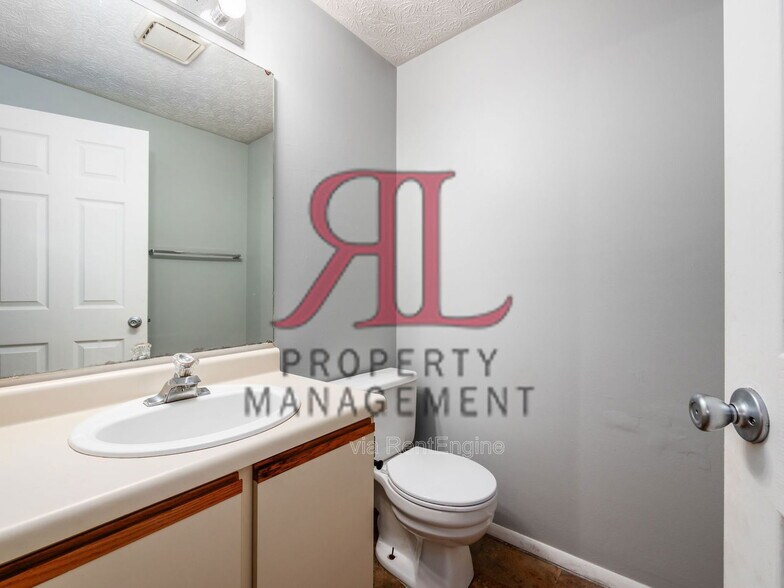 Building Photo - 6678 Manring Ct