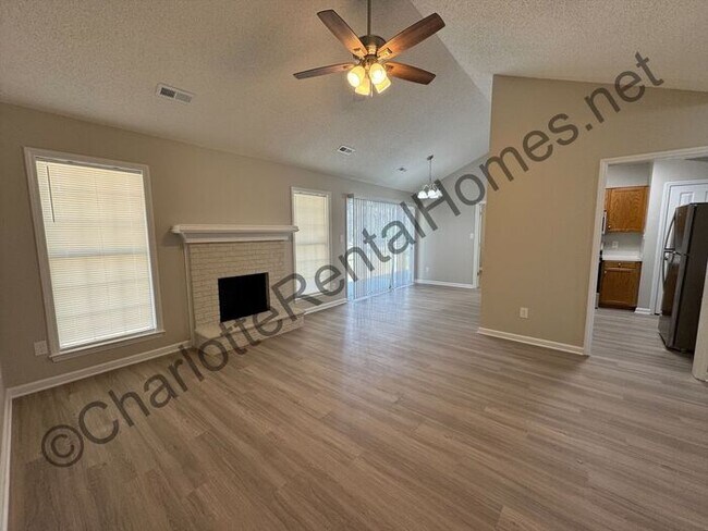 Building Photo - Beautifully updated 3-bedroom, 2-bathroom home for rent in Charlotte!