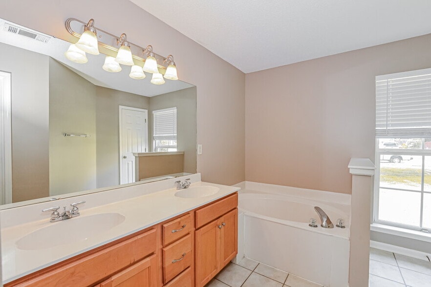 Building Photo - 4064 Sidlehill Dr