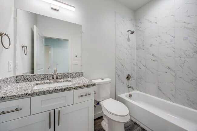 Building Photo - 3-Bed Home with Fenced Yard & Attached Garage in Sunny Side – Denison